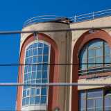 Da qui la visione dell'edificio � "intralciata" sia dai fili che sovrastano i binari...